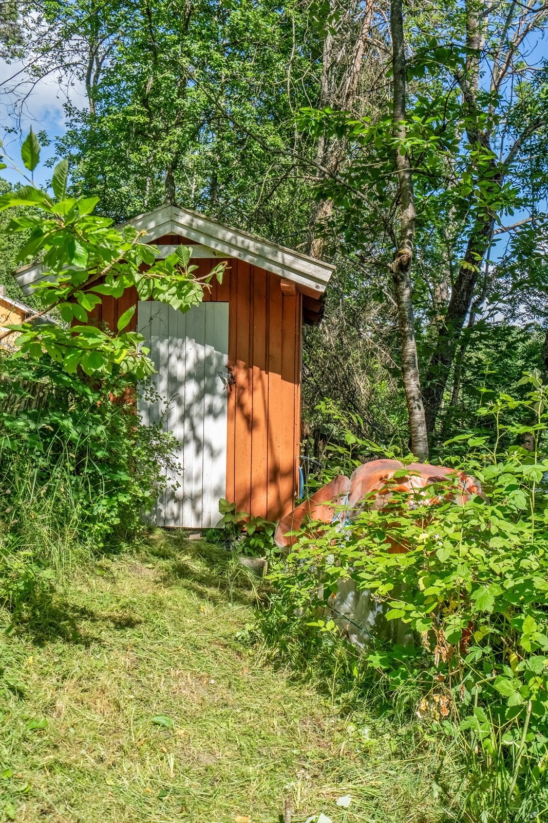 På eiendommen står en frittstående utedo , en enkel og praktisk løsning som passer godt til hyttelivet, og som understreker den avslappede og tradisjonelle hyttestemningen. Galleribilde
