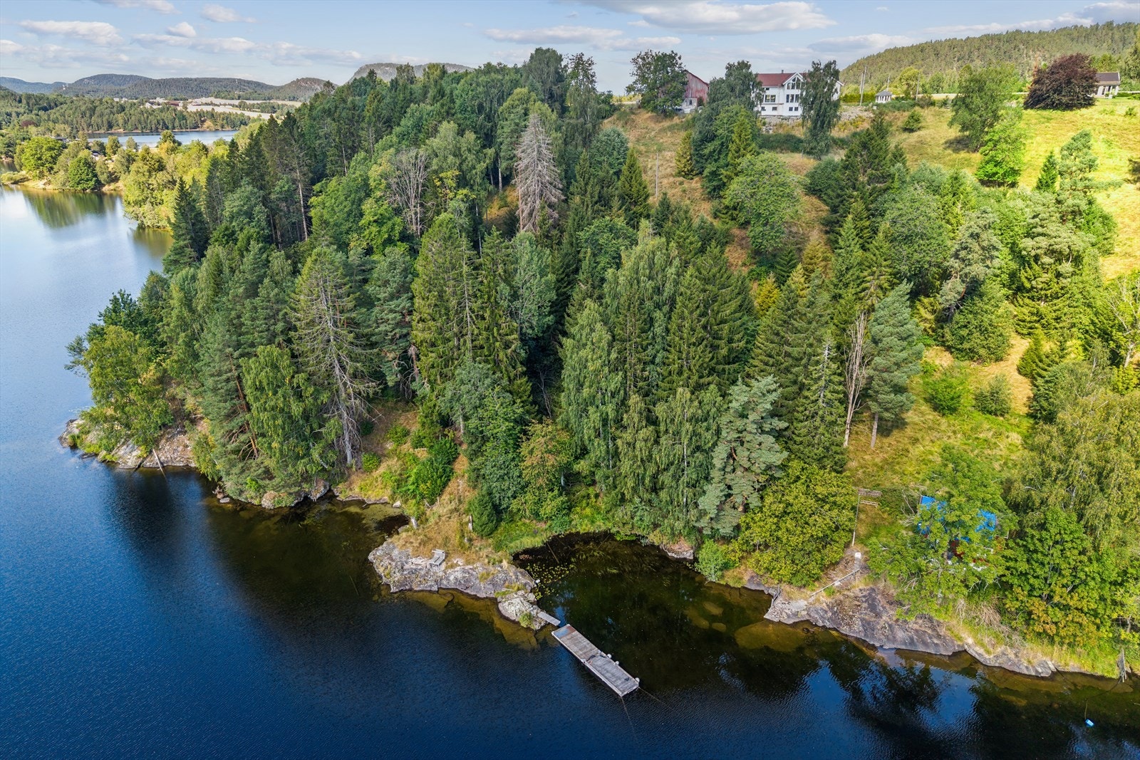 . Langs Telemarkskanalen finnes også gode muligheter for padling, sykling og vandring - og med Skien i den ene retningen og Dalen i den andre er det kort vei til nye opplevelser når man først får lyst til å utforske. Galleribilde