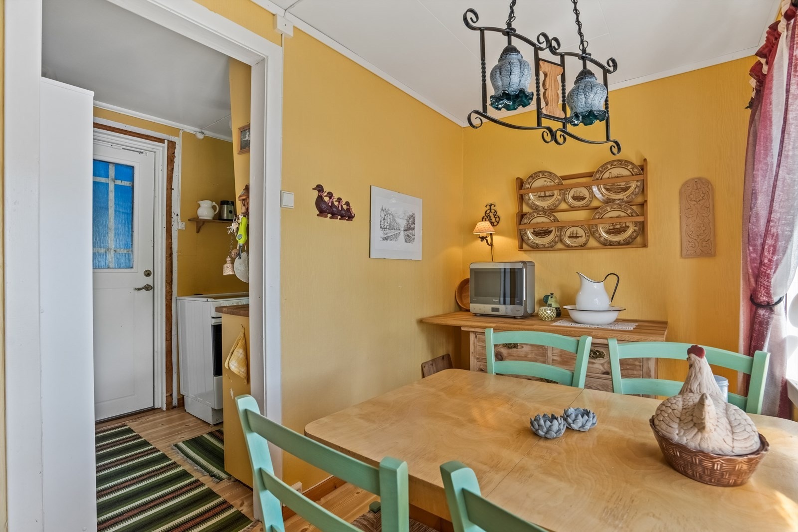 Spiseplass i åpen løsning med kjøkkenet. Galleribilde