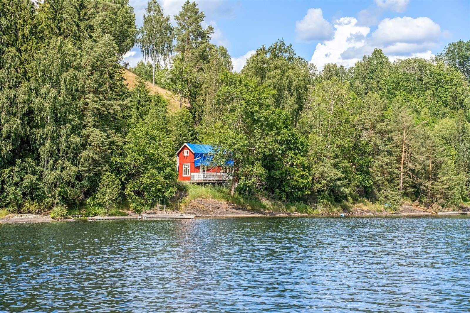 ikke langt fra eiendommen kan du se M/S Victoria eller M/S Henrik Ibsen . De historiske båtene trafikkerer Telemarkskanalen mellom Skien og Dalen i sommersesongen, og gjør Norsjø til en del av en levende vannvei. Galleribilde