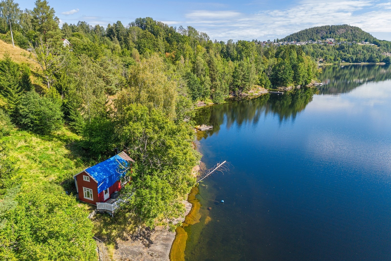 Norsjø er en del av den historiske Telemarkskanalen - en 105 kilometer lang vannvei som strekker seg fra Skien og helt opp til Dalen. Her bindes innsjøer og elvestrekninger sammen av 18 slusekamre, og underveis løftes båt Galleribilde