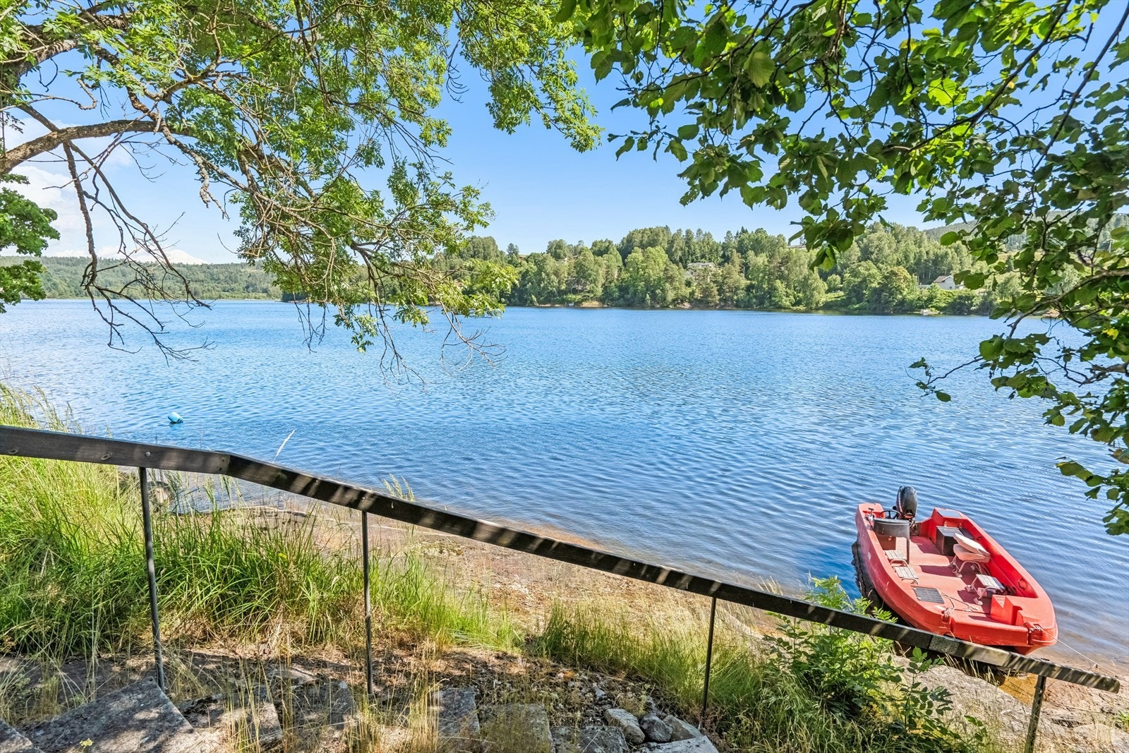 Hytta har behov for oppgradering, men nettopp her ligger muligheten til å skape sin helt egen lille perle. Med en enkel oppfriskning kan dette bli stedet for lange sommerdager, salte svabergfølelser og kaffekoppen i første rekke mot vannet. Galleribilde