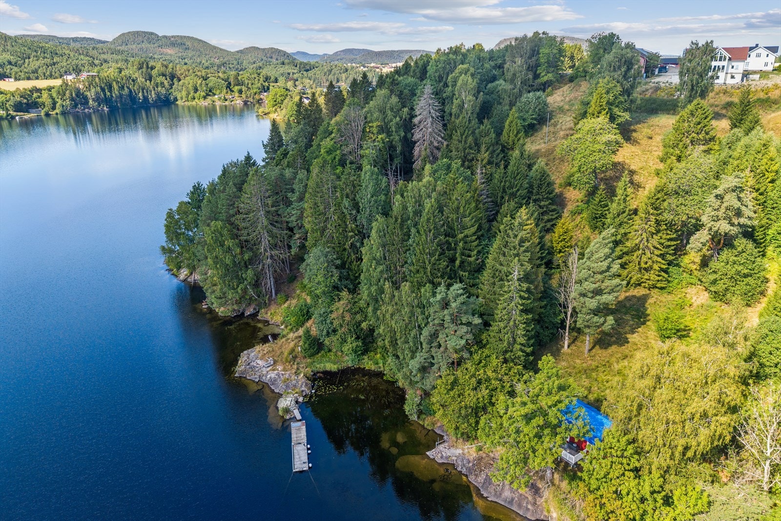 Sommerdager med litt mer fart. For den som ønsker mer enn rolige bad og late dager, ligger First Camp Norsjø og Norsjø Ferieland i nærheten. Her finnes blant annet badestrand, kano- og båtaktiviteter og Norsjø Kabelpark med en 550 meter lang kabelbane. Galleribilde
