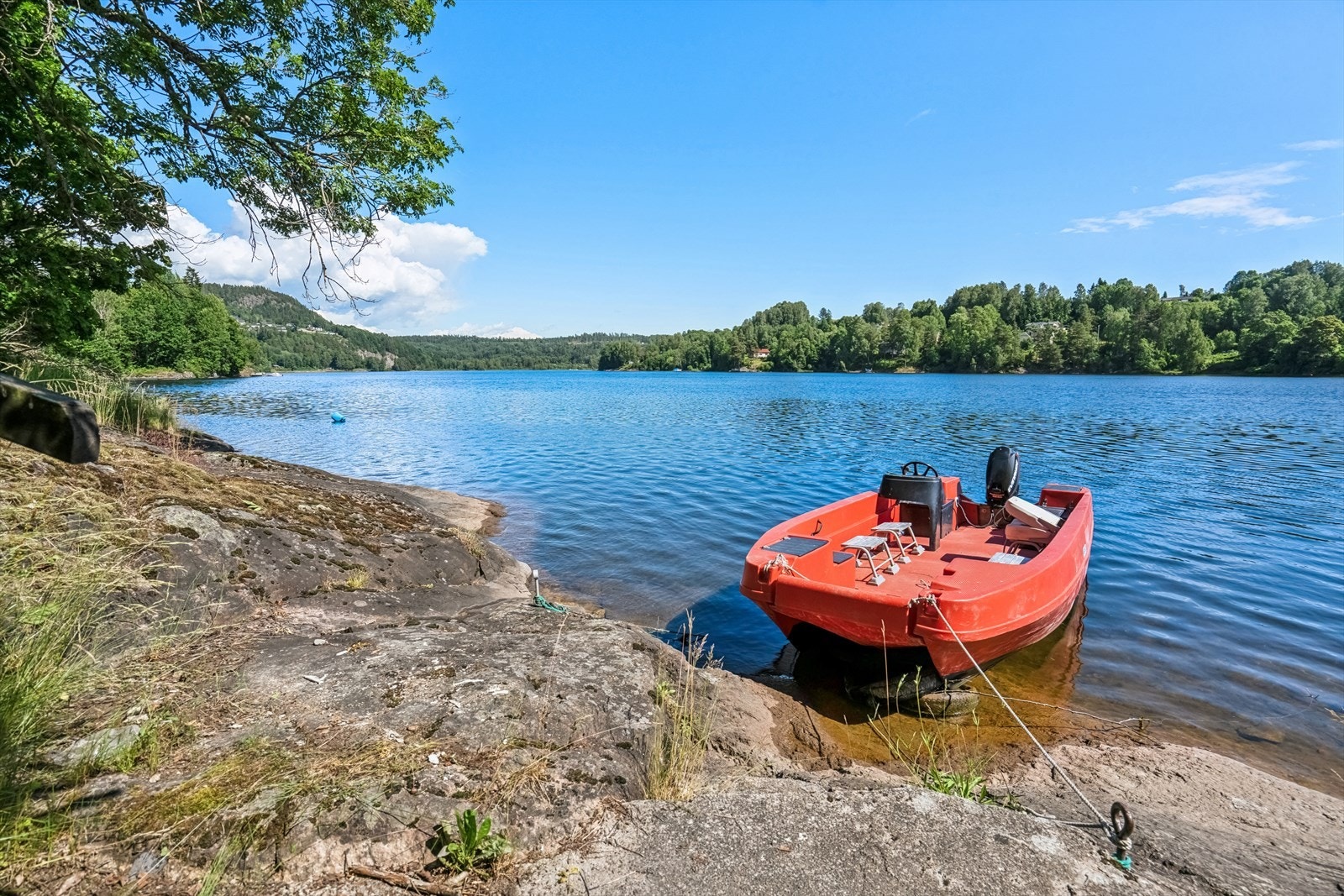 Enkleste adkomst til hytta er med båt fra andre siden av vannet, hvor bilen kan parkeres før turen går over til egen eiendom. Det er en del av sjarmen, en kort båttur, og hverdagen føles plutselig langt unna. Galleribilde