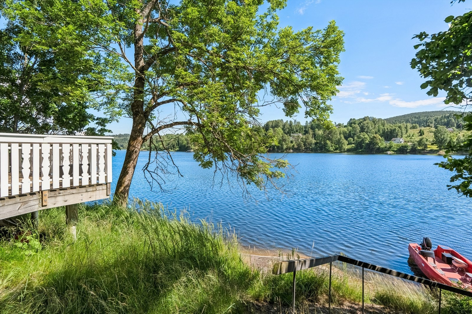 Eiendommen ligger i lett skrånende terreng ned mot vannet, fundamentert på fjellgrunn. Galleribilde