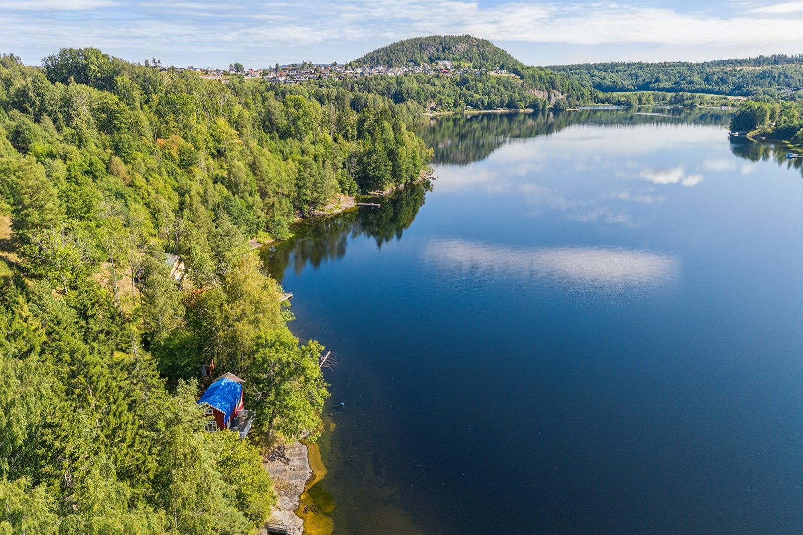 Det fine med Norsjø er at man kan velge selv. En stille morgen ved vannet, en badetur fra egen brygge eller en dagstur med kanalbåt gjennom slusene. Galleribilde