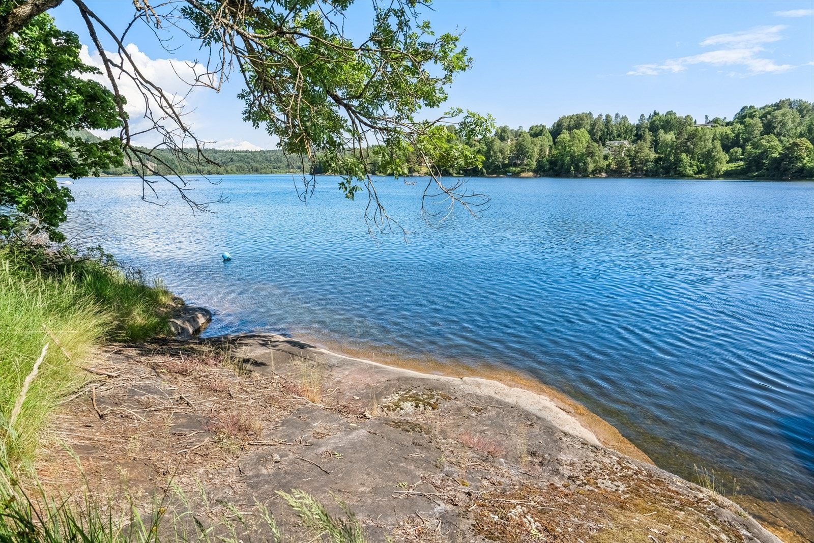 Å ha båten liggende rett utenfor hytta gjør det enkelt å ta et morgenbad, legge ut på en liten fisketur eller bare dra på oppdagelsesferd når sommerdagen inviterer til det. Galleribilde