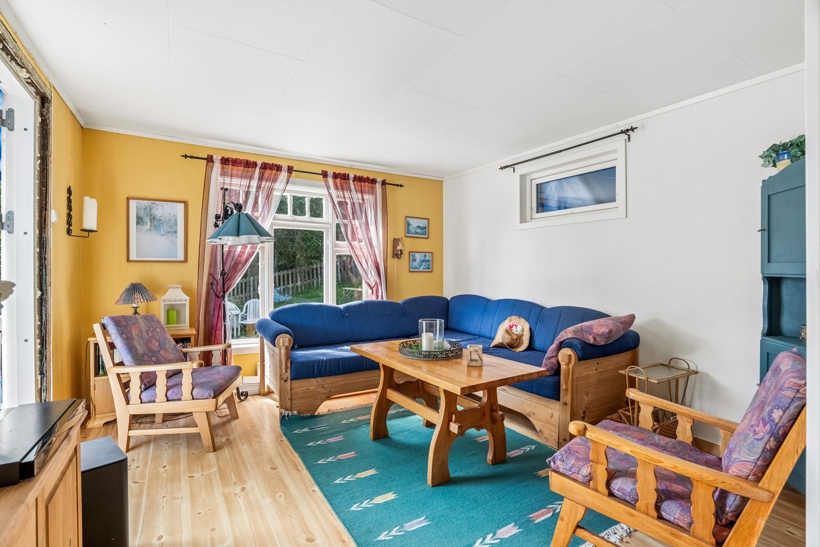 Stuen har plass til sofagruppe. Innvendige gulv har hovedsakelig gulvbelegg. Galleribilde