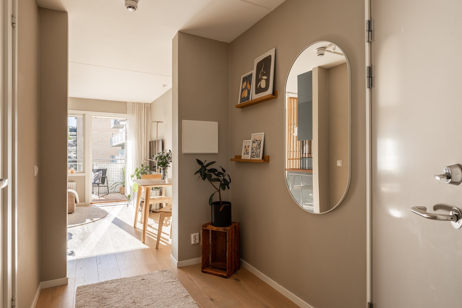 Velkommen inn! Entréen er romslig og godt utnyttet, med god plass til oppheng av ytterklær og oppbevaring av sko. Galleribilde