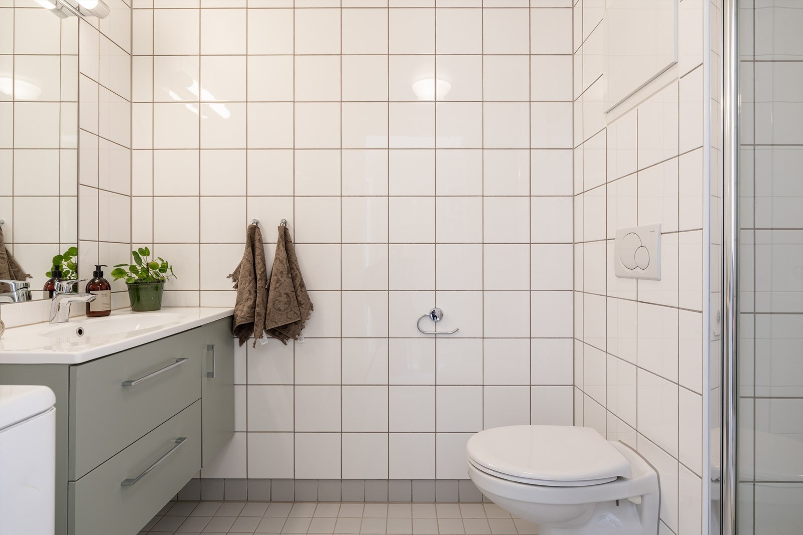 Baderommet har en god størrelse og er praktisk innredet med opplegg for vaskemaskin. Galleribilde