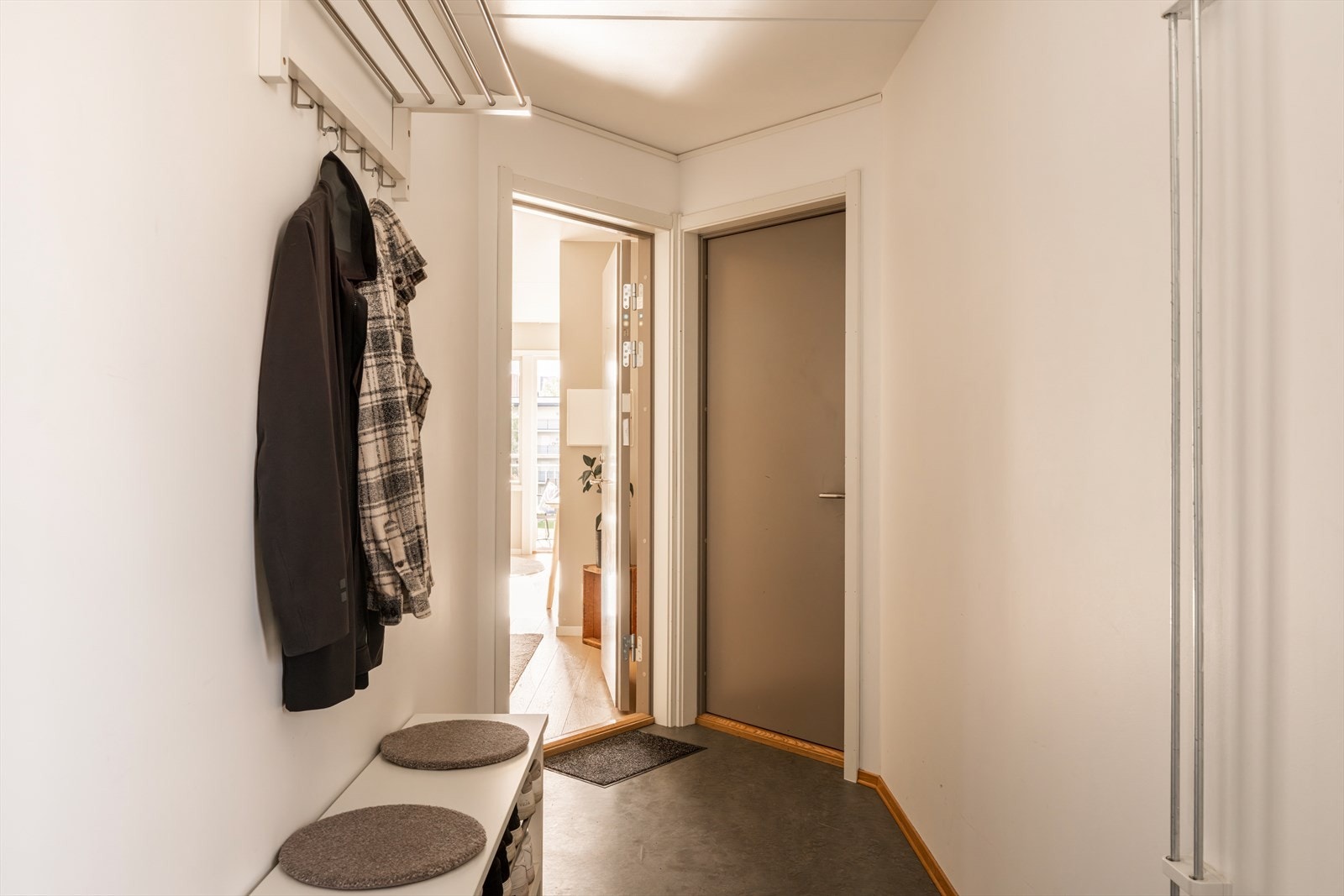 Her er det en fellesgang som deles med naboen, med ekstra utnyttelse av garderobeløsning og oppbevaringsplass. Galleribilde