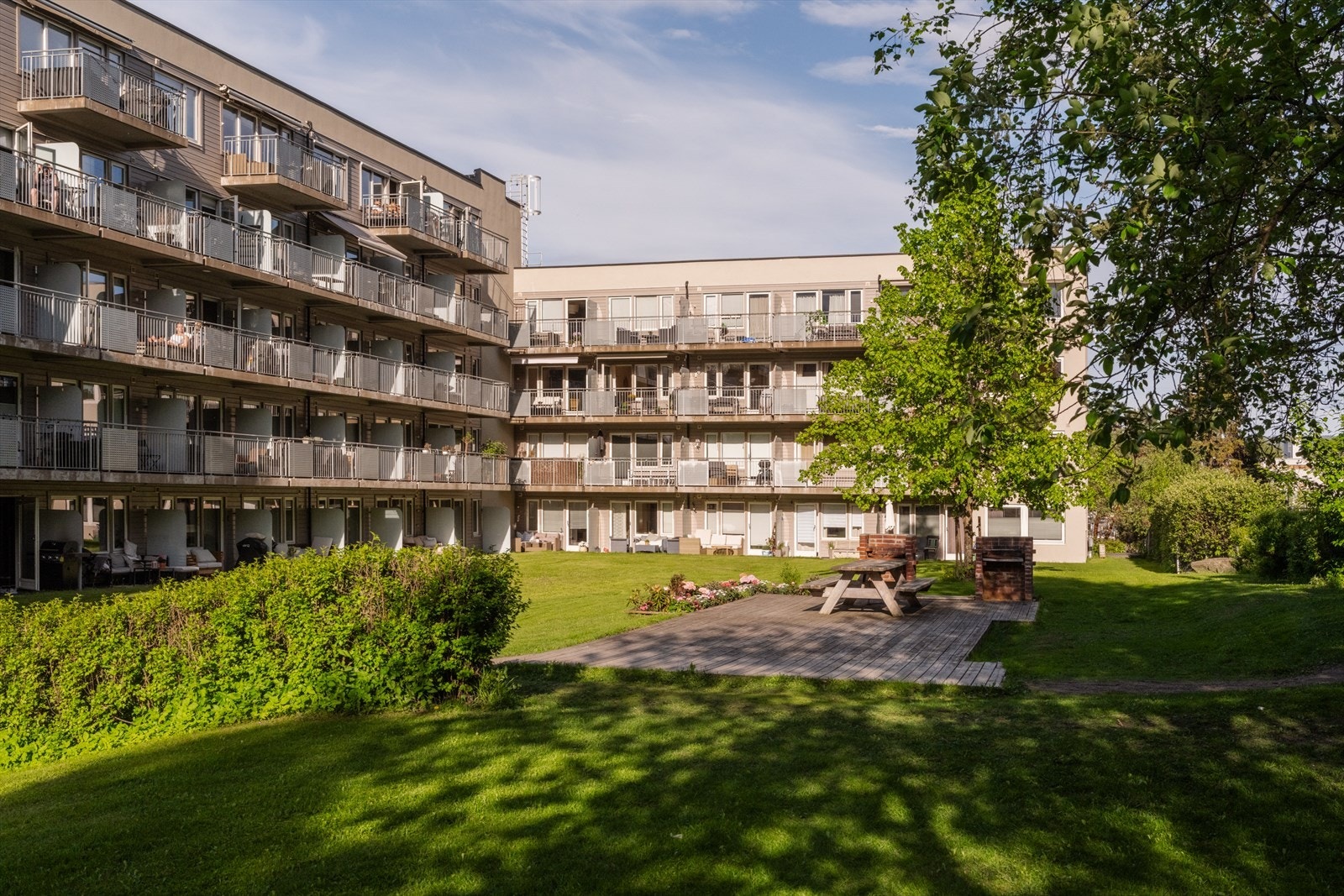 De pent opparbeidede fellesområdene består av sittegrupper, vakre blomsterbed og grillplass, og gir gode muligheter for sosialt samvær og avslapning i grønne omgivelser. Galleribilde