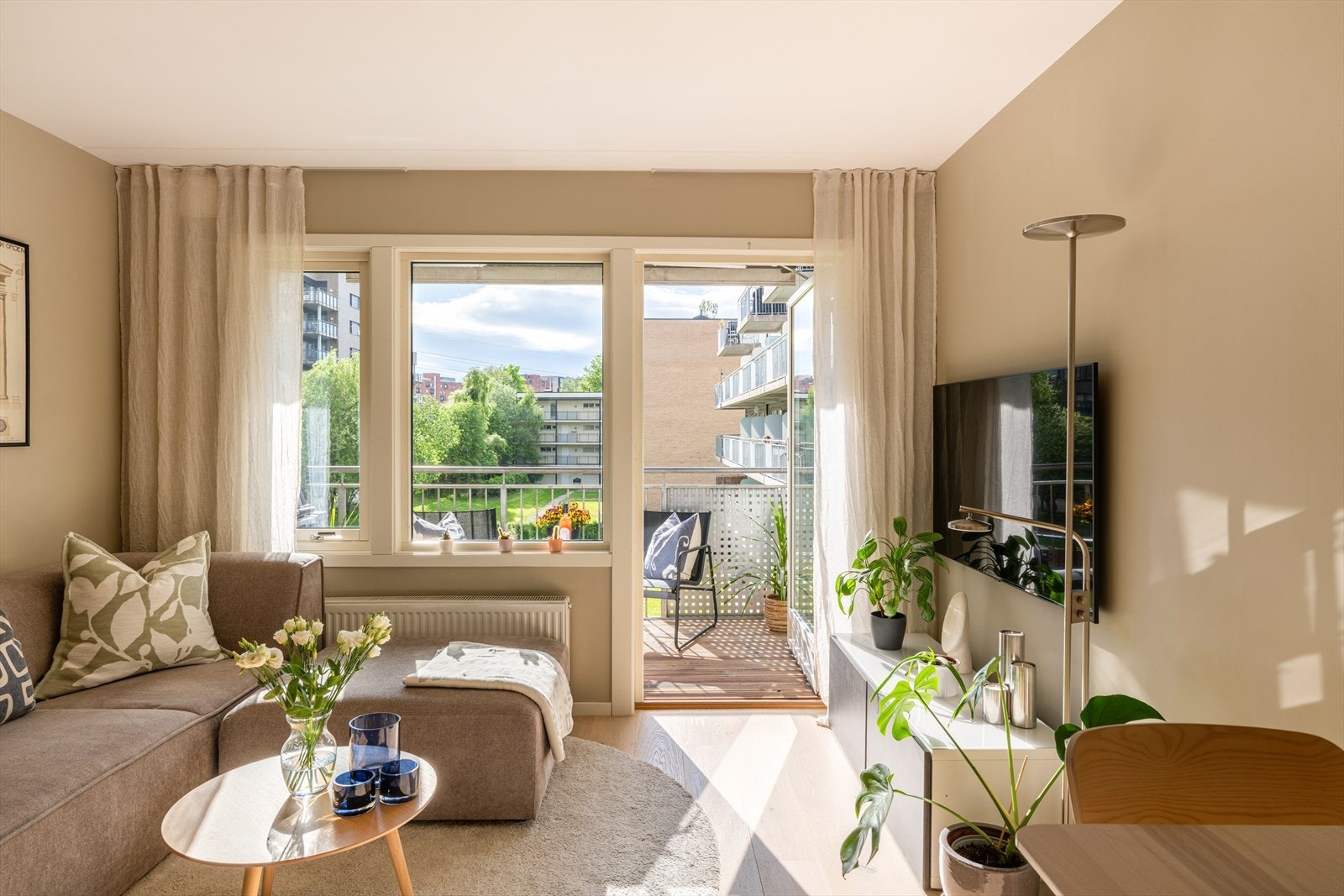 Her får du en lekker og lys 2-roms leilighet med fantastiske solforhold og en stor, innbydende vestvendt balkong. Galleribilde
