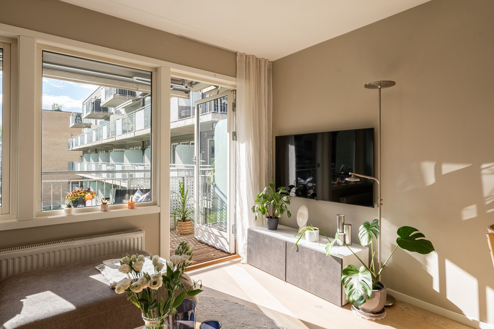 Her får du rikelig med naturlig lys, og på sommeren blir den herlige balkongen en forlengelse av stuen. Galleribilde