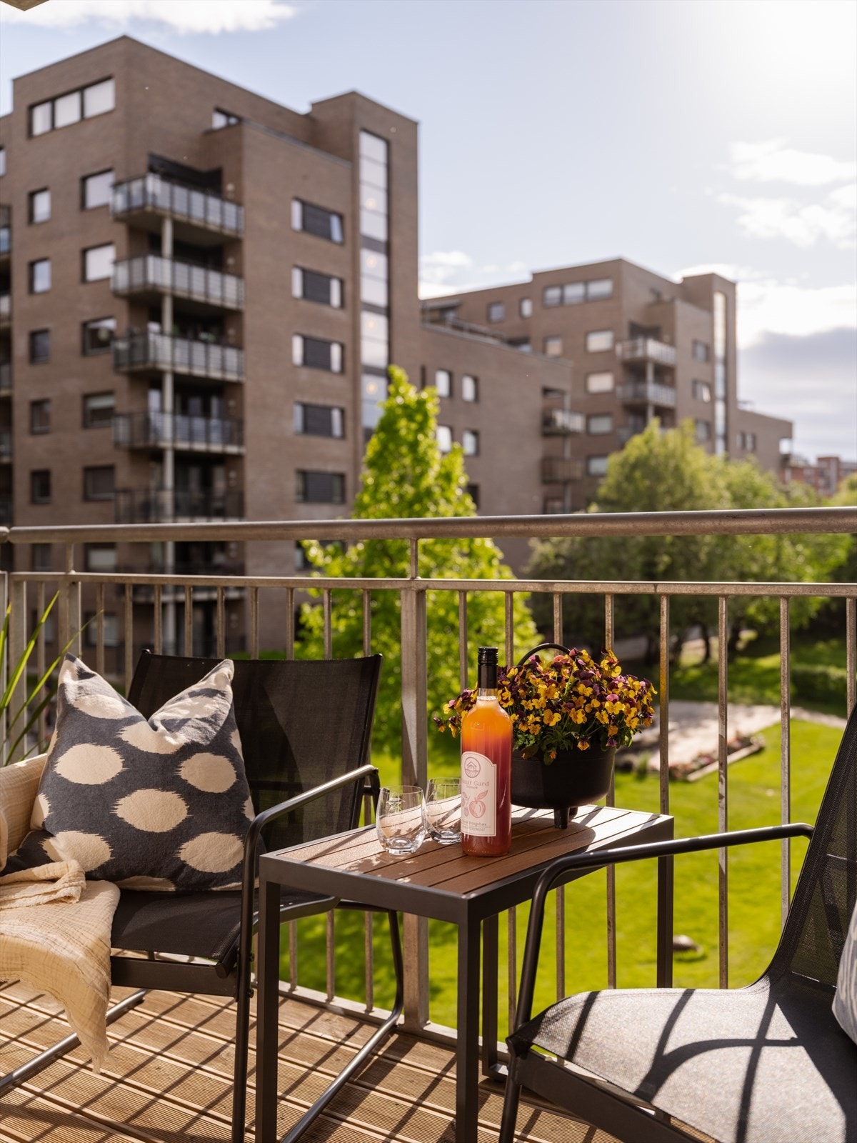 Det er etablert markise som gir behagelig skjerming på de varmeste sommerdagene. Galleribilde