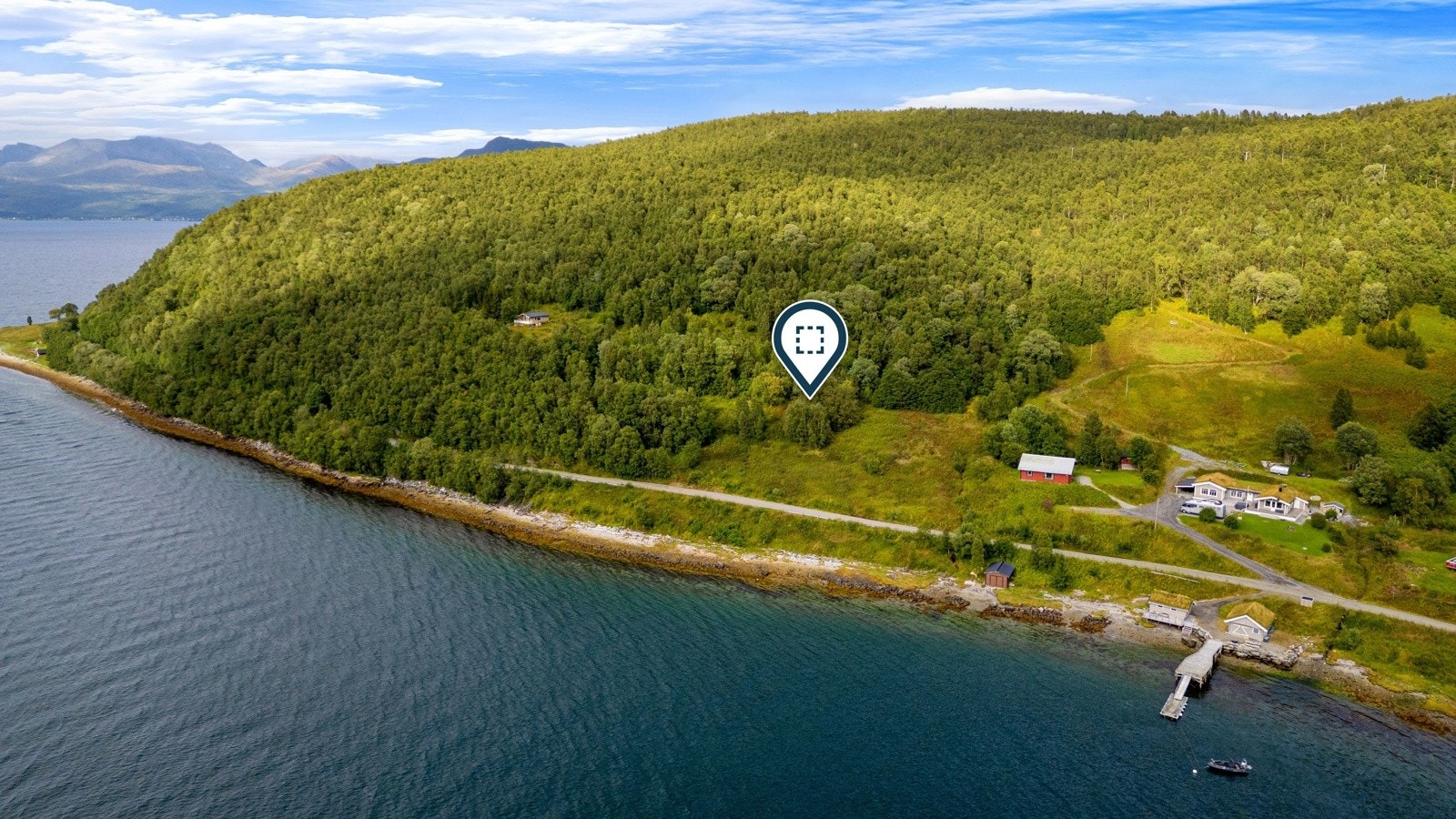En flott tomt på hele 72 827 kvm med naturskjønn beliggenhet i Grimstadbukta.