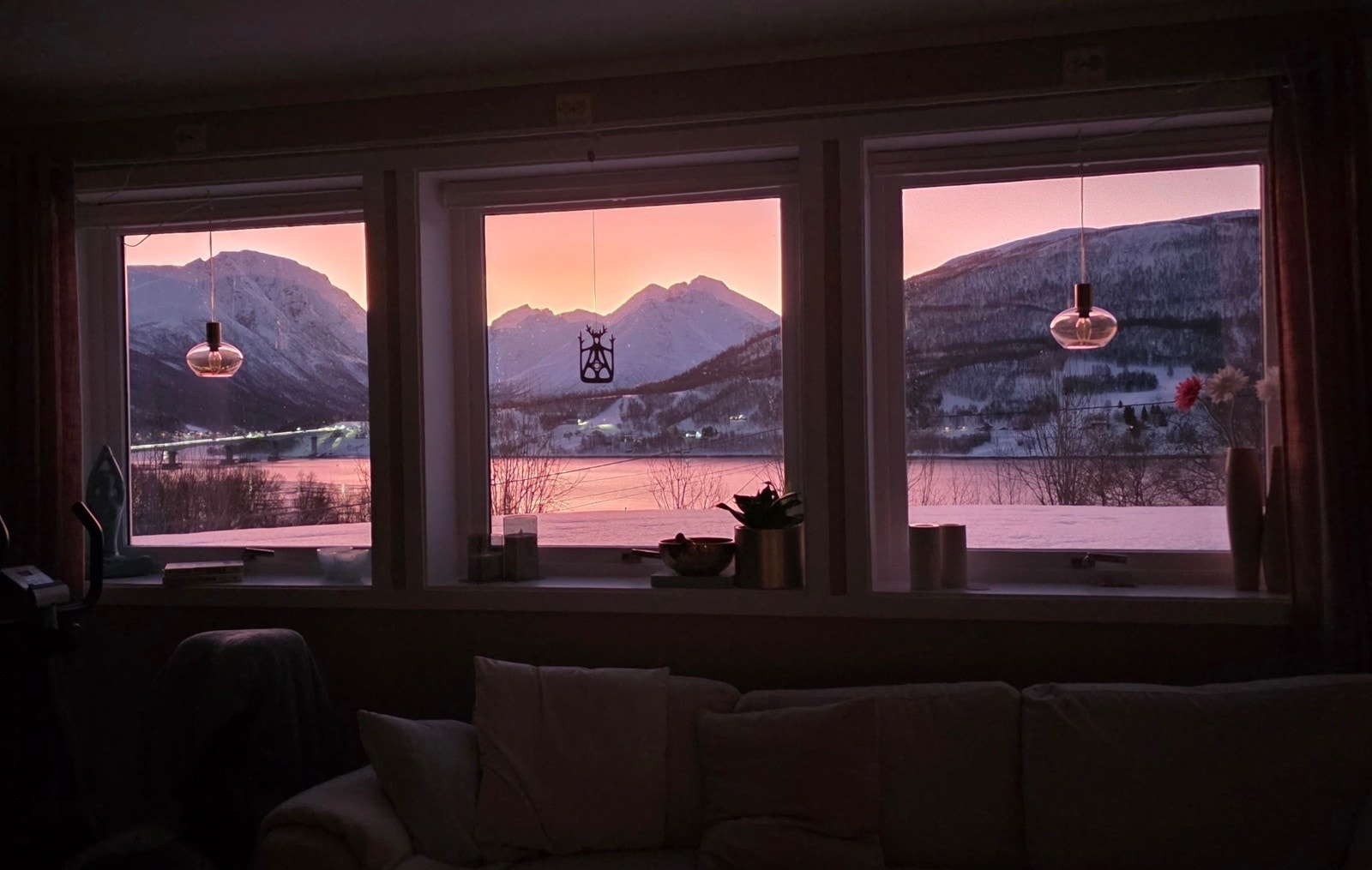 Privat bilde fra selger - skru av TV'n og innta den fantastiske utsikten i flotte omgivelser.