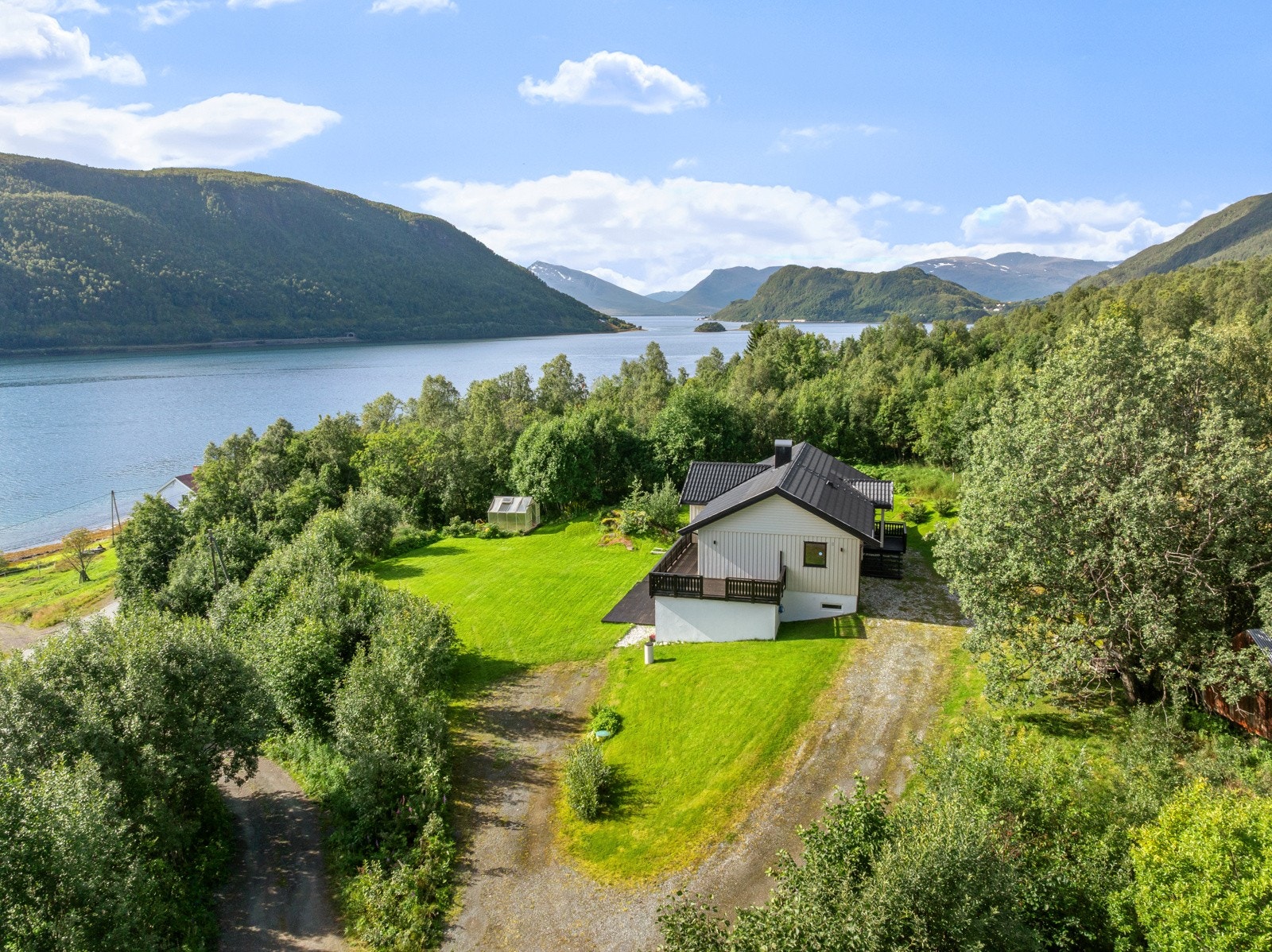 Bo i flotte naturomgivelser med nærhet til hav- og fjell, samt byen som ligger i perfekt pendleravstand.