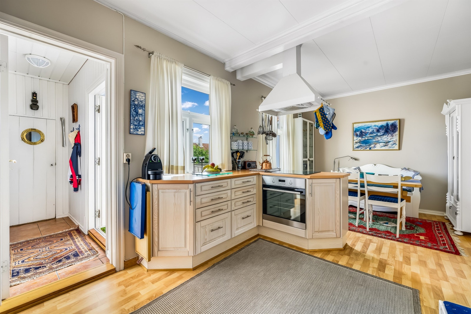 Fra kjøkkenet har du en utgang til bakhagen så du enkelt kan tilberede mat her og ta det med ut i det fine sommerværet. Galleribilde
