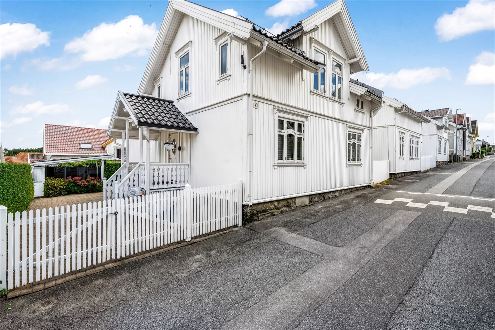 I denne gaten er det gateparkering for de fleste, men du har plass til to biler på egen gårdsplass. Galleribilde
