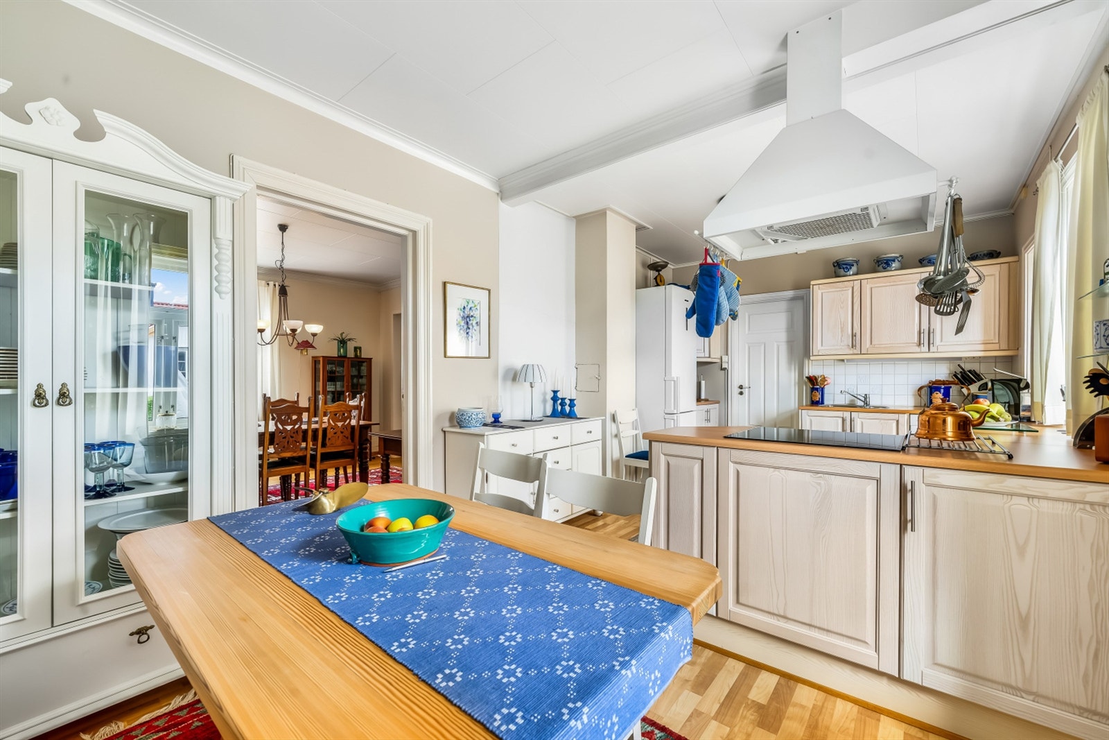 For dager hvor det er foretrukket med måltider innendørs, så er det spisekrok på kjøkkenet for rolige frokoster, samt direkte adkomst til spisestuen. Galleribilde