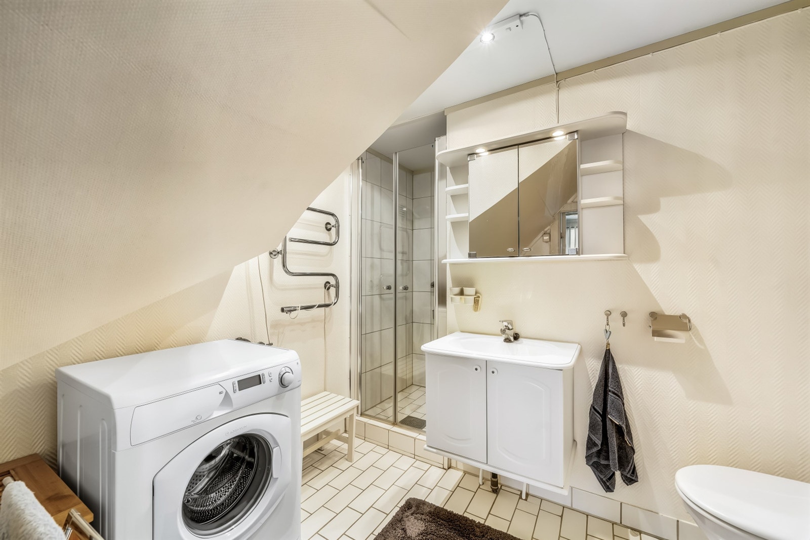 Badet utnytter plassen godt slik at du har alt du trenger. På andre siden av veggen har du en bod dersom du føler behov for å utvide badet. Galleribilde
