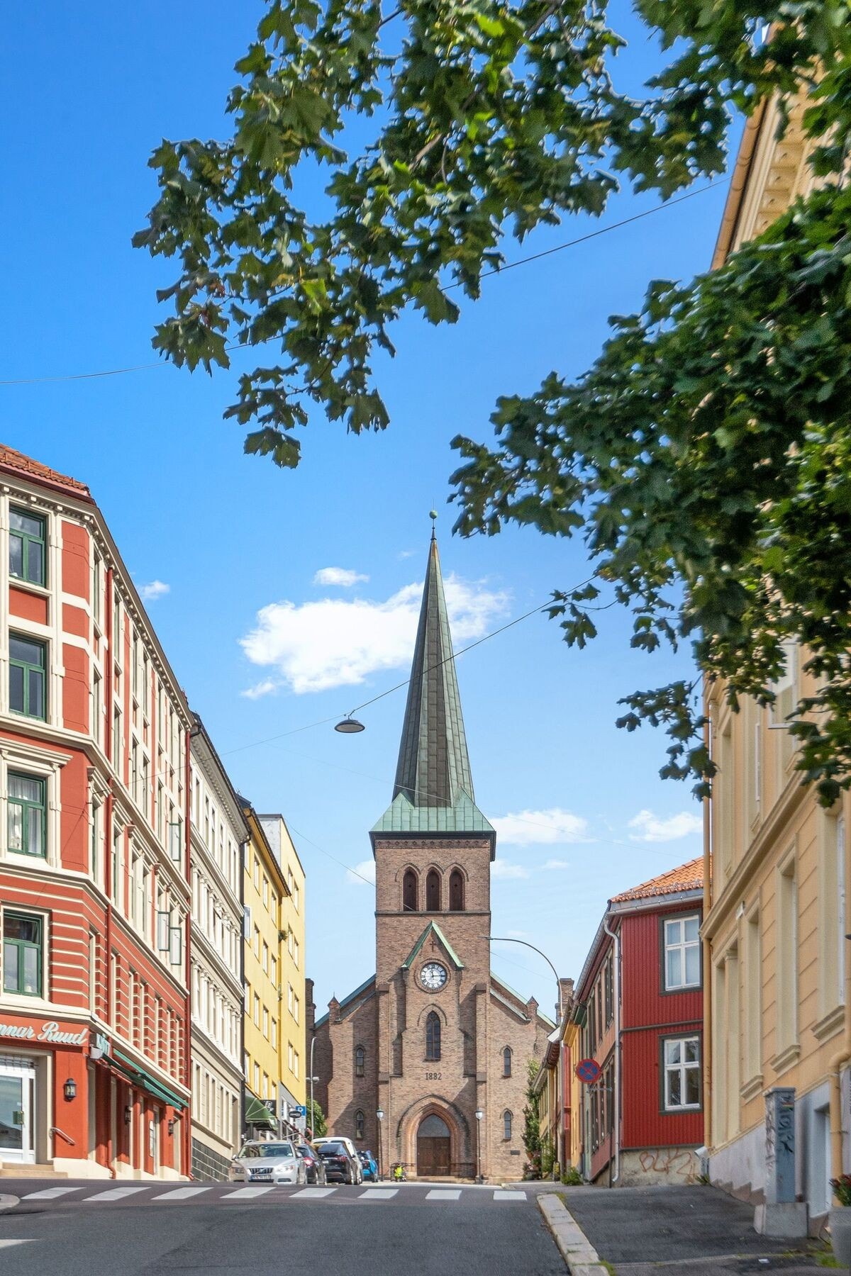 Tobjørn Egners plass finner du ved Kampen kirke med et frodig torg og kafé med uteservering. Galleribilde