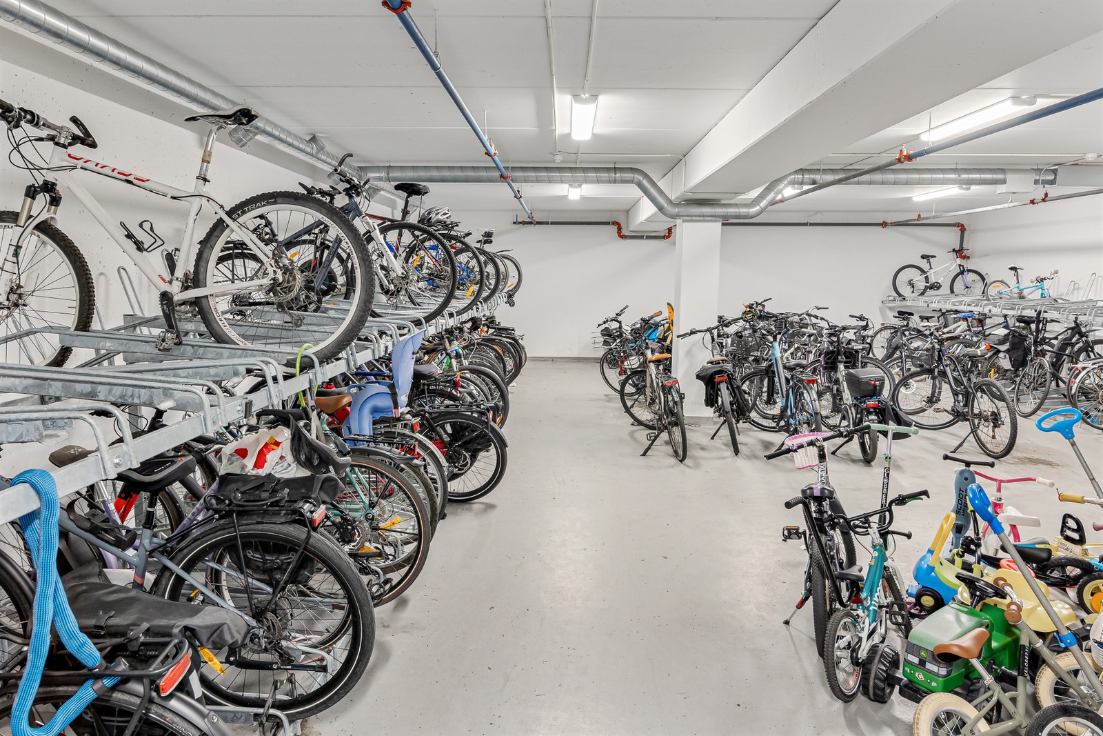 Sykkelbod og skibod i kjelleren Galleribilde
