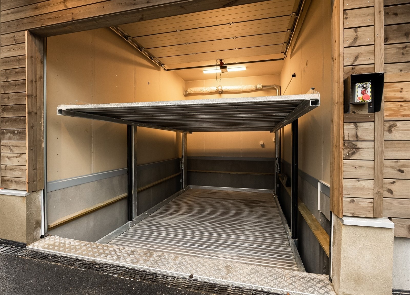Garasjen har bilheis med plass til totalt 2 biler. I tillegg er det oppstillingsplass for 2-3 biler utenfor garasjen. Galleribilde