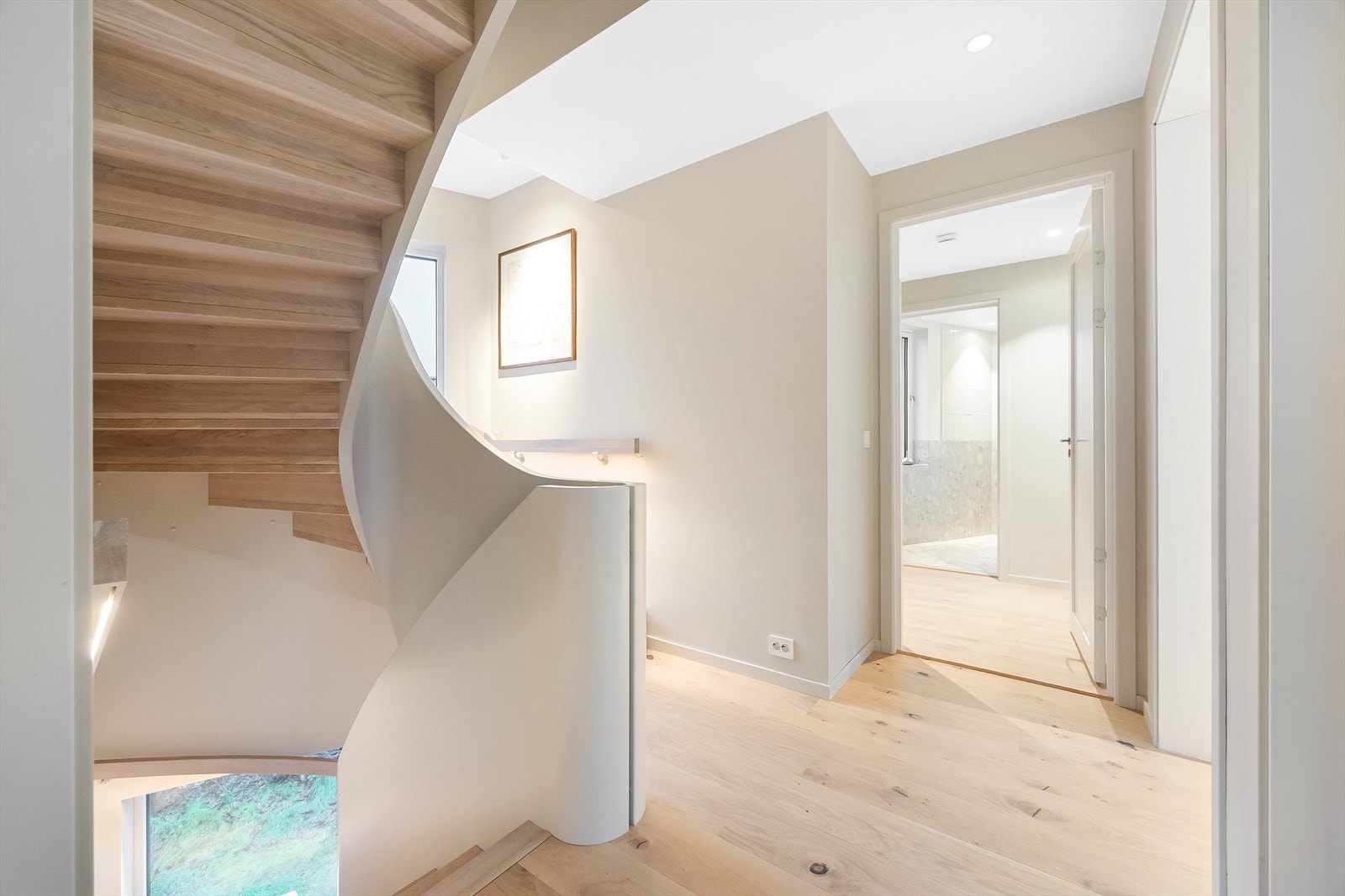 Trappen i 2. etasje leder opp til takterrassen. En elegant trapp som leder ned til kjeller og opp til 2. etasje. Legg merke til ledlys i håndløperne Galleribilde