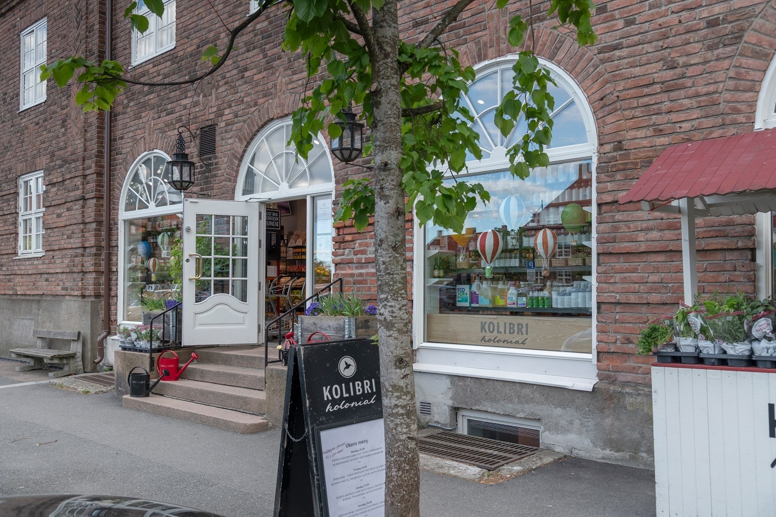 Damplassen er den sentrale plassen i Ullevål Hageby, og er omkransa av nybarokke bygårder i tegl. Åpent Bakeri og søndagsåpen kolonial Galleribilde