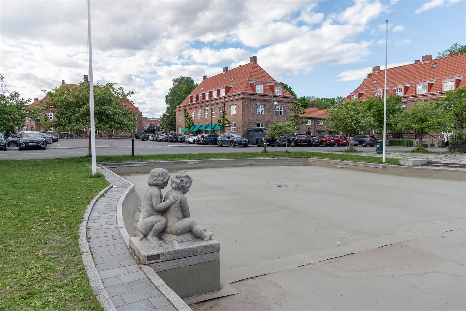 Damplassen ligger ved begynnelsen av Nils Lauritssøns vei i Ullevål Hageby i Oslo. Den ble navnsatt i 1918 og har navn etter to dammer som ble påbegynt da John Collett eide området Galleribilde
