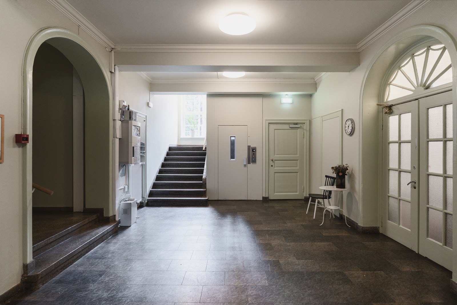 Flott oppgang med heis! I gården arrangeres det hyggelige fellesaktiviteter som loppemarked, juletrepynting og plantestell m.m. Galleribilde