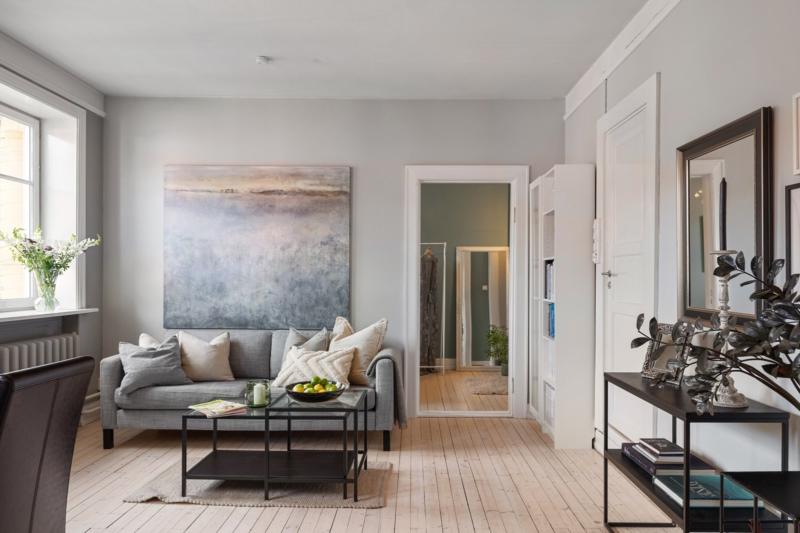 Gode møbleringsmuligheter med plass til sofagruppe, spisebord og øvrig ønsket inventar. Her bor du høyt og fritt i byggets 5. etasje med heisadkomst! Galleribilde