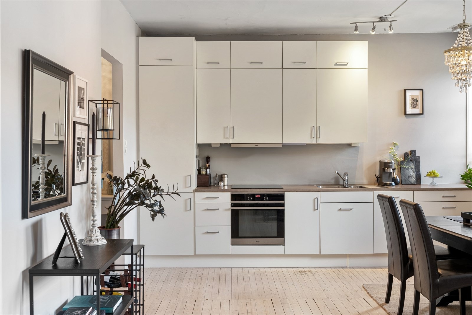 Leiligheten er malt i tidløse og moderne fargetoner som skaper en lun og harmonisk atmosfære. Galleribilde