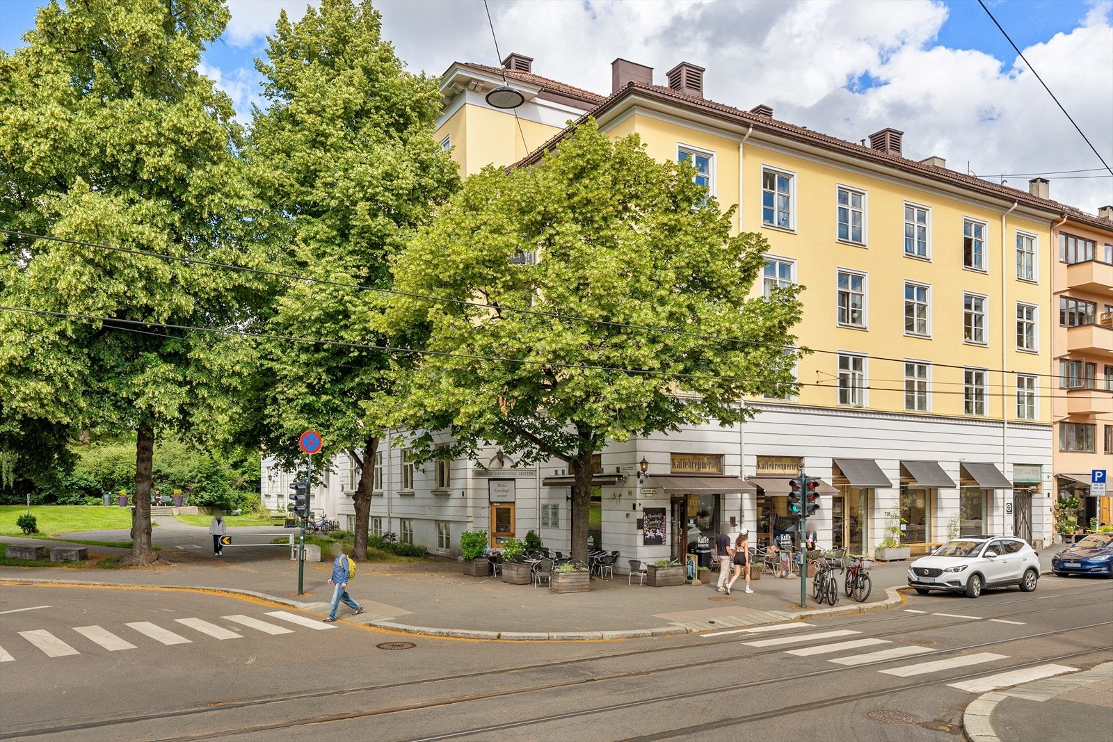Fasade. Rett utenfor døren finnes en rekke hyggelige forretninger, med blant annet Kaffebrenneriet i samme bygg, Bislett blomster og Godt Brød, apotek og flere dagligvarebutukker rett opp i gaten. Galleribilde