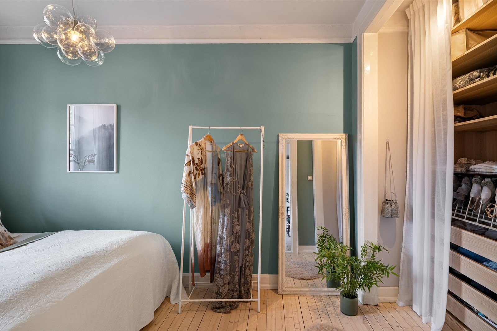 Lyst og romslig soverom med god plass til dobbeltseng, garderobeløsning og annet ønsket møblement. Galleribilde