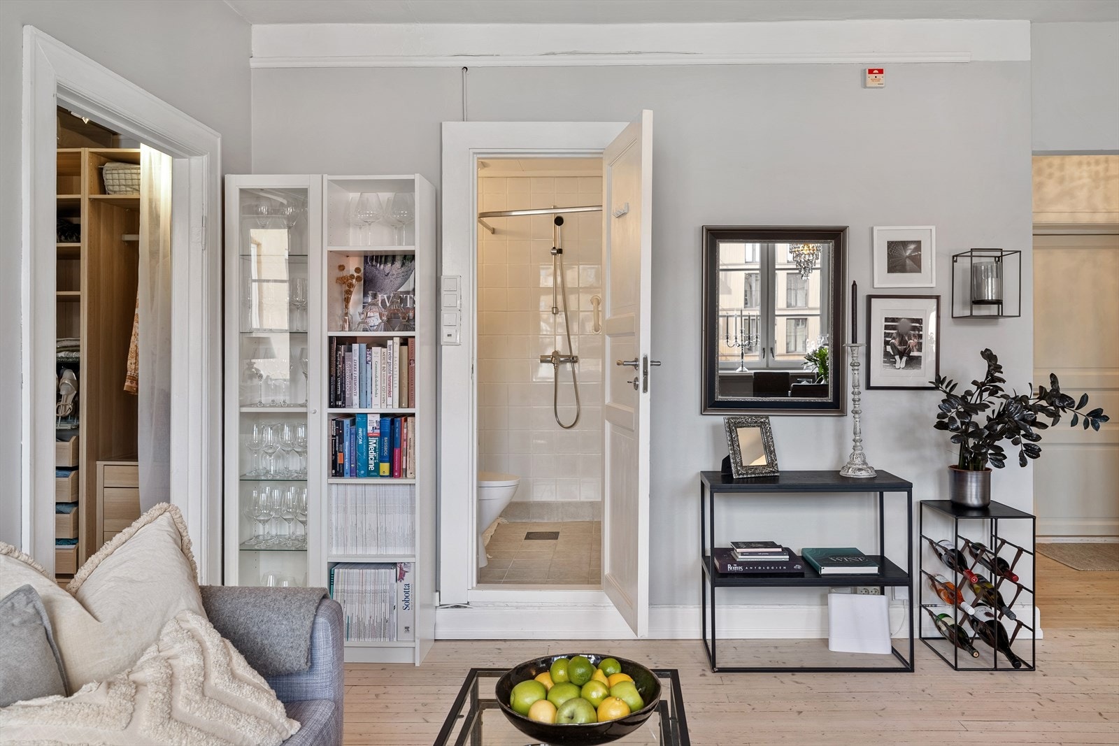Fra stuen/kjøkkenet er det adkomst til boligens bad og soverom. Galleribilde