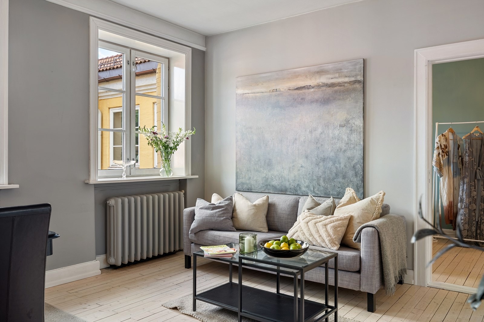 Leiligheten har lave månedlige felleskostnader. Oppvarming, elektrisitet, varmtvann og internett er bl.a inkludert i felleskostnadene. Galleribilde