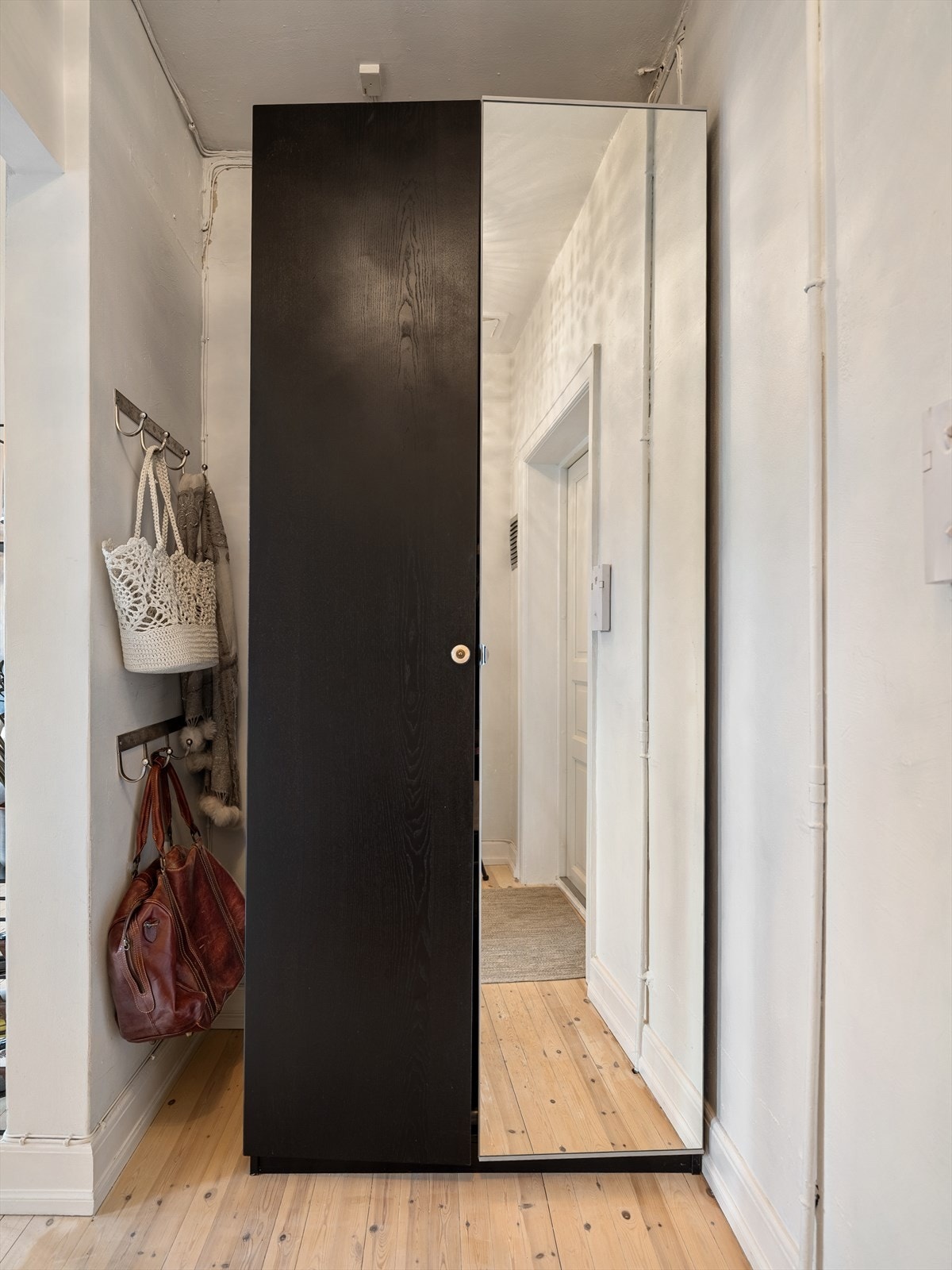 Innbydende entré med plass til oppheng av sko og ytterklær. Galleribilde