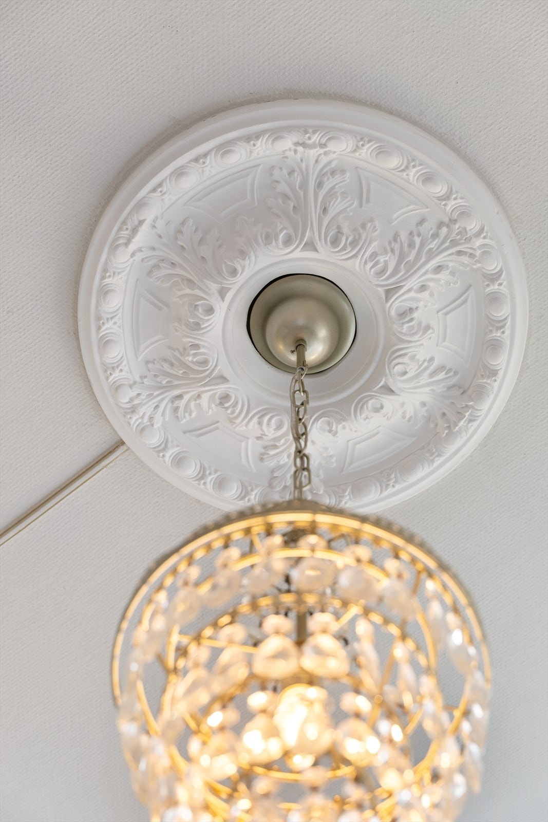 Lekre, klassiske detaljer som takrosett, dype vinduskarmer og tregulv gir leiligheten et tidløst og elegant uttrykk. Galleribilde