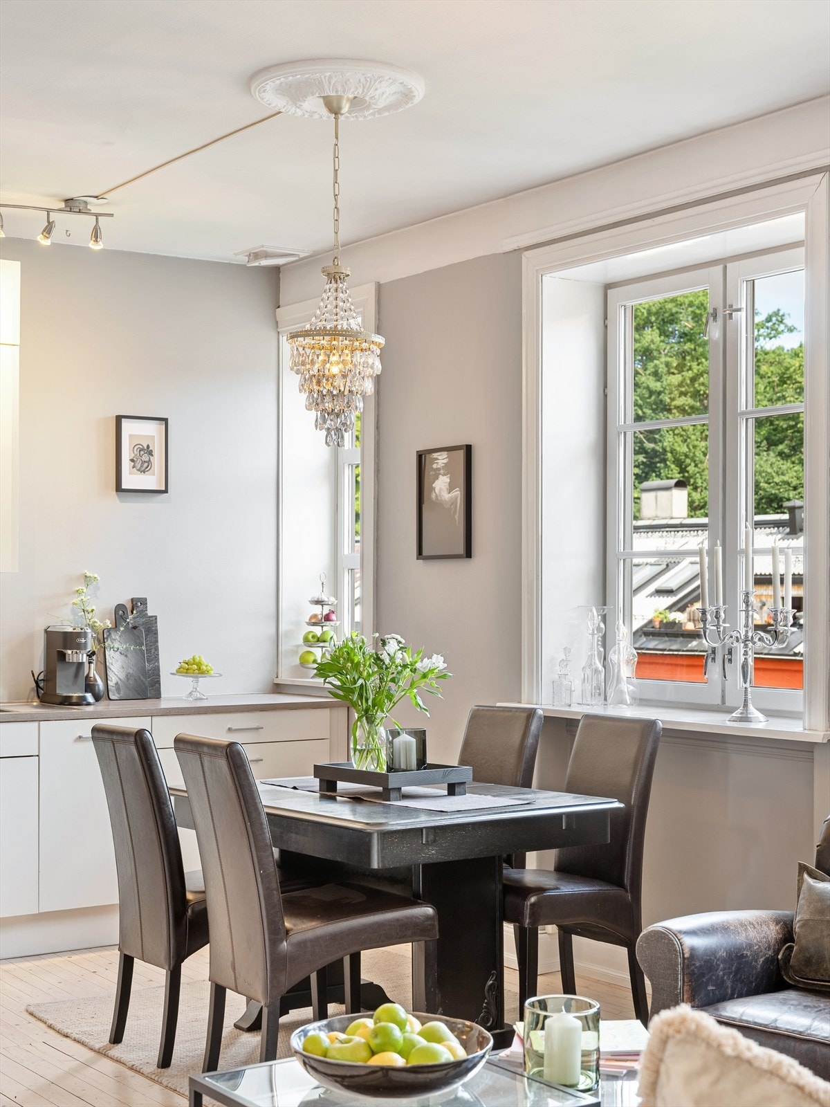 I tilknyttening til stue/kjøkken er det god plass til spisebord, perfekt for hyggelige sammenkomster med venner og familie. Galleribilde