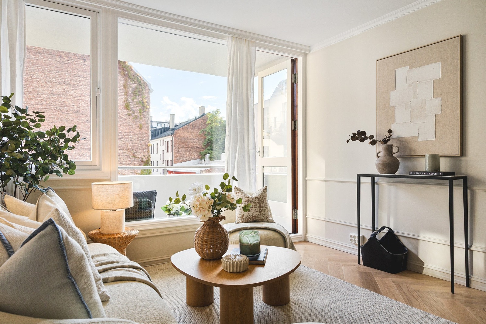 I stuen er det god plass til sofa med tilhørende medie- og oppbevaringsmøblement samt romslig spisebord. Galleribilde