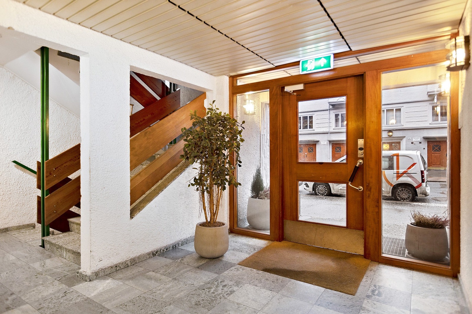 Pent inngangsparti i gården. Galleribilde