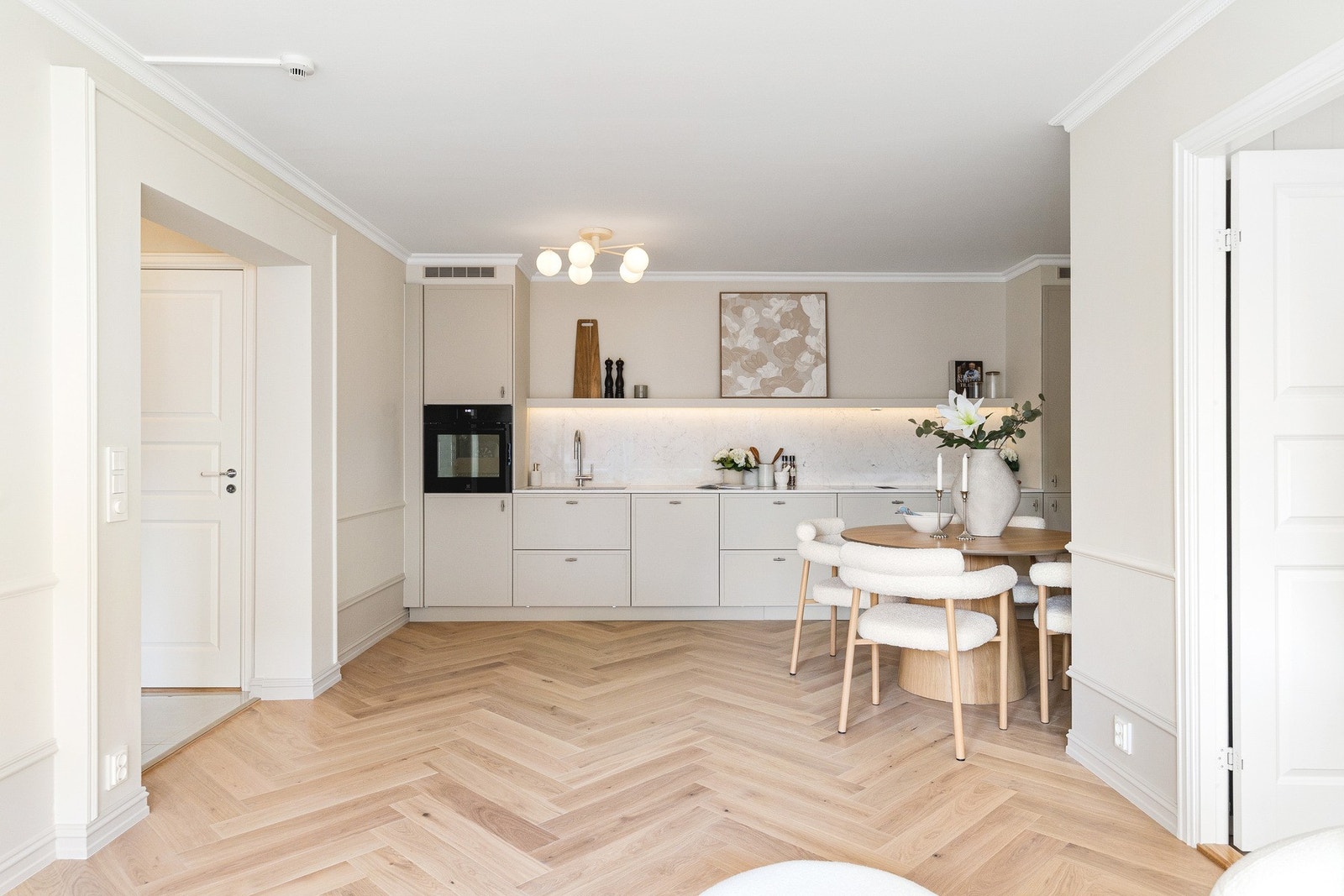 Det er flere soner i stuen for maksimal utnyttelse av plassen. Nydelig samspill mellom interiør, fargevalg og uttrykk gjennomgående i hele boligen. Galleribilde