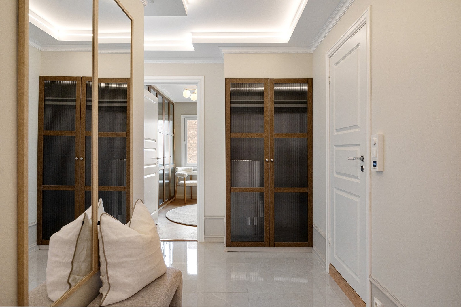 Det er godt med lagringsplass i hele leiligheten, i entréen er det to plassbygde garderober. I tillegg disponerer boligen to eksterne boder på ca. 5 m². Galleribilde