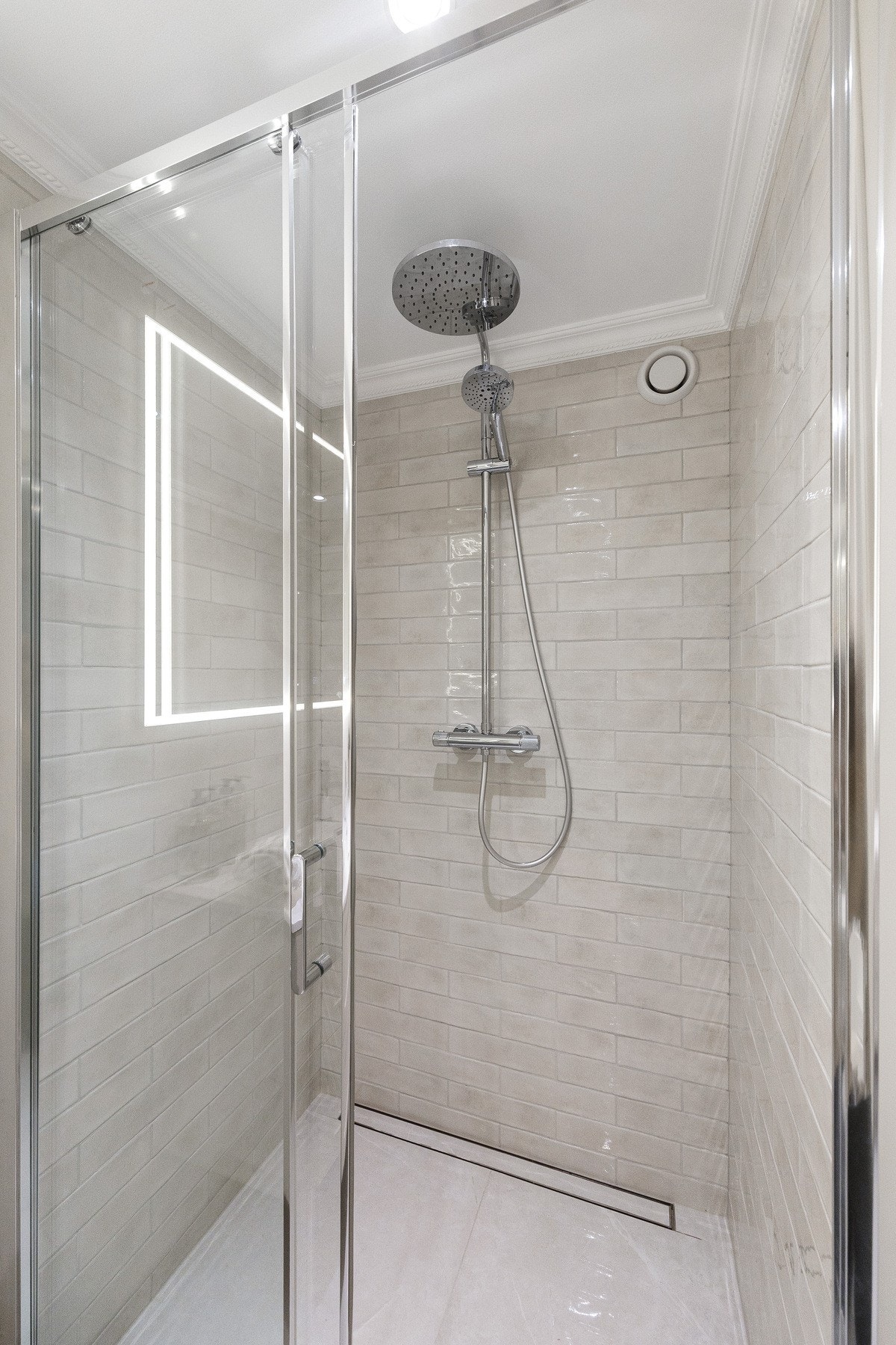 Meget pent flislagt bad pusset opp 2026 med gulvvarme. Badet har tidløse fliser, regnfallsdusj og vegghengt klosett. Galleribilde
