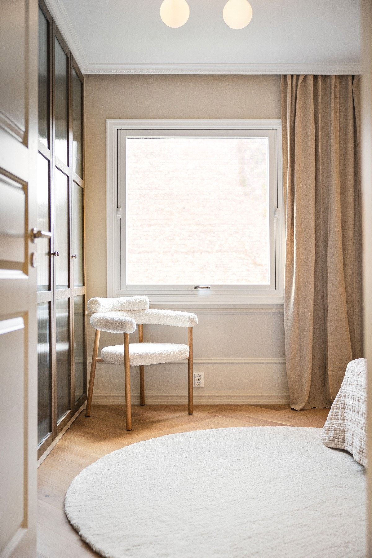 Romslig hovedsoverom med store vindusflater som gir rikelig med lys. Galleribilde