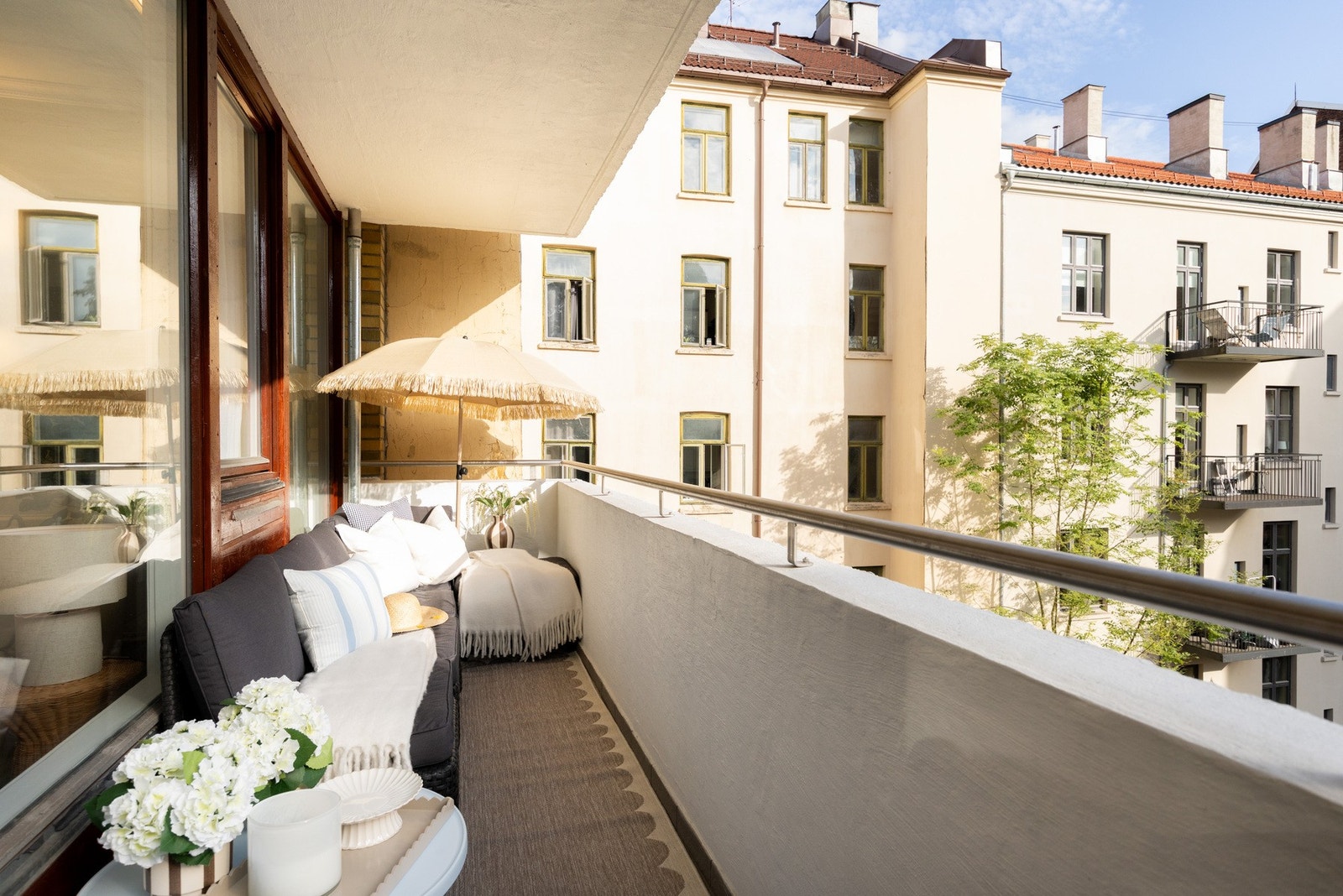 Fra stuen er det utgang til en stor og flott balkong med plass for utemøblement og meget gode solforhold. Galleribilde