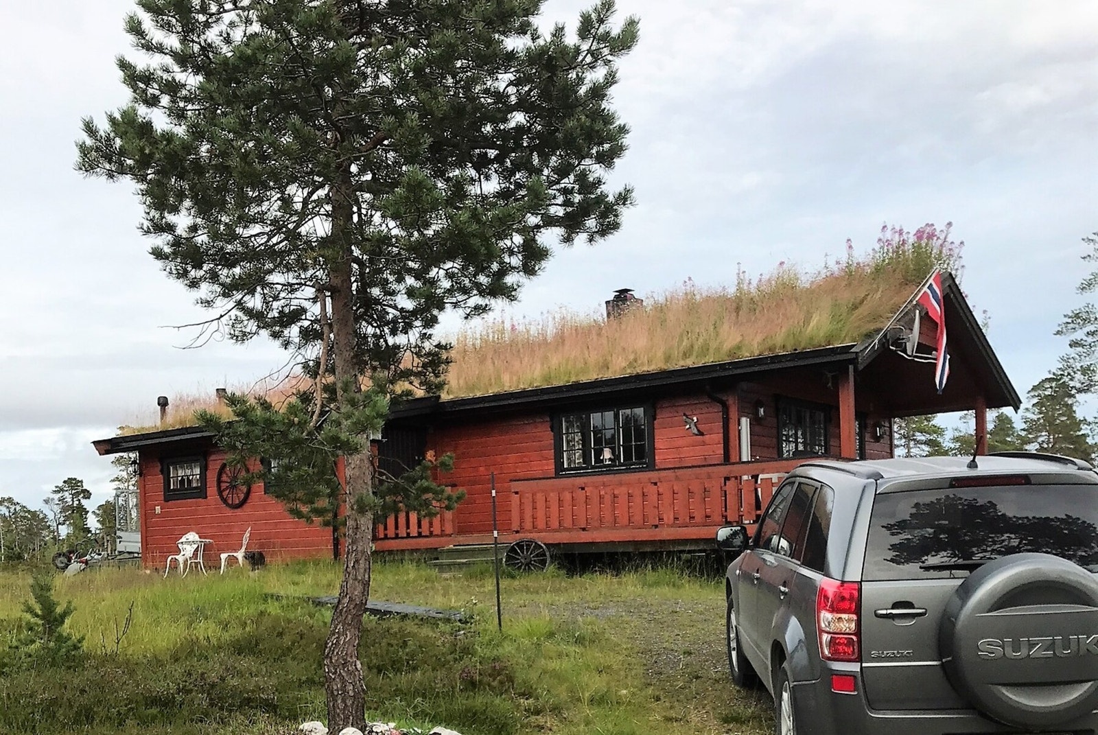 Bilvei helt frem til hytta og praktisk biloppstillingsplass på egen tomt. Galleribilde